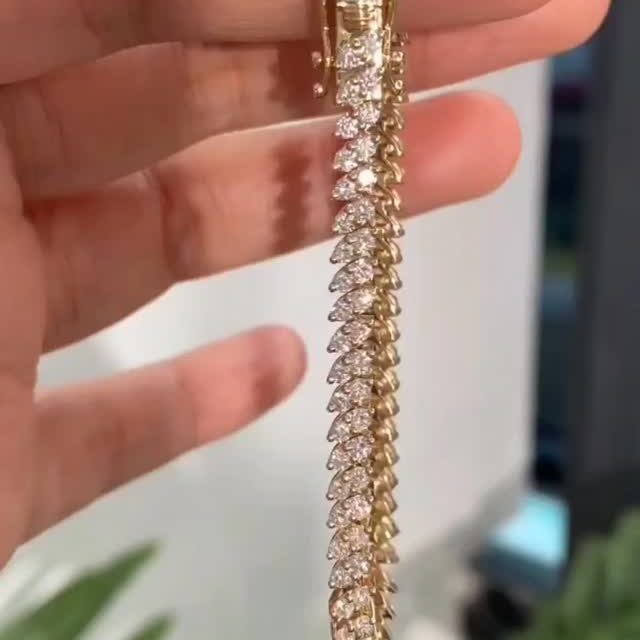 Classic design DEF color  White diamond bracelet for party wedding Customize 18k jewelry 💛✨
.
.
.
#Naturalcolordiamond #fancyjewellery #brilliantcutdiamond  uae🇯🇴 usa🇺🇲 hongkong🇻🇳
.
 .
This was ordered by our customer. You can also workwith us through orders
.
.
You can customise your order in all shape and size.. 
Made By Order!! // Beautiful Bracelets, Rings 💍 Jewellery ✨
.